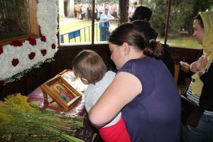 Racla cu moaştele Sfântului Ioan cel Nou de la Suceava, scoasă astăzi din biserică şi ...