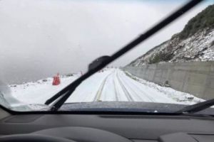 ULTIMĂ ORĂ! NINGE în ROMÂNIA. Locul în care STRATUL DE ZĂPADĂ depăşeşte PATRU CENTIMETRI - VIDEO