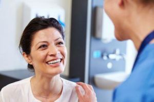 Culoarea urinei poate indica simptome ale unor afecţiuni grave. Iată când trebuie să mergi neapărat la medic