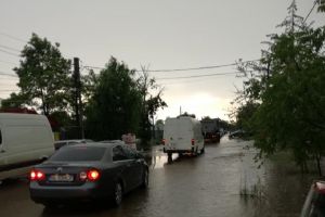 VIDEO Curtea primăriei din Slobozia Conachi şi câteva grădini au fost inundate, după o ploaie torenţială