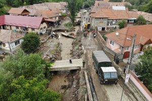 FOTO, VIDEO. Zeci de militari, mobilizaţi şi sâmbătă după dezastrul din comuna Ighiu. Drumurile sunt distruse