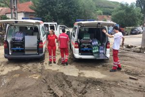 FOTO. Crucea Roşie distribuie peste 2.800 de litri de apă potabilă în comunele Ighiu şi Cricău, afectate de inundaţii