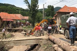 FOTO, VIDEO. Peste 150 de forţe cu zeci de utilaje intervin, în continuare, la Ighiu şi Cricău, unde inundaţiile au făcut prăpăd