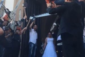 Pericol de MOARTE la ieşirea din BISERICĂ. O singură mişcare greşită şi... VIDEO VIRAL