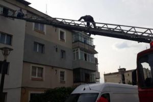 Locatari evacuaţi cu autoscara