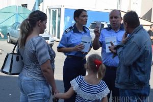 Cum te fereşti de hoţi şi de escroci? Poliţiştii ies în parcuri pentru a le oferi ponturi şi sfaturi adulţilor şi copiiilor