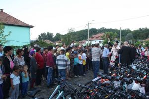 Biciclete donate pentru copiii din Copşa Mică – Micuţii s-au bucurat nespus de mult