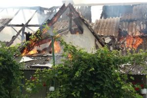 Acoperişul unei case din Sigmir a luat foc. De la ce a pornit scânteia (FOTO)