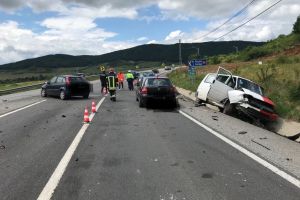 Trei răniţi în urma unui accident pe DN 17 între Crainimăt şi Bistriţa (FOTO)