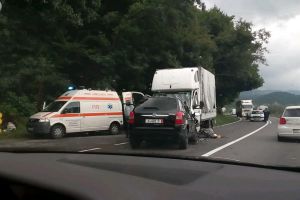 Accident grav între Cluj-Napoca şi Oradea: Şoferul unui SUV a decedat după ce a intrat pe contrasens şi a lovit o autoutilitată (FOTO)