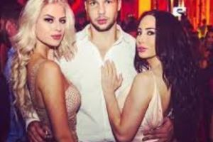 New entry în SHOWBIZUL ROMÂNESC. BLONDA a pozat DEZBRĂCATĂ din PRIMA şi a devenit FAIMOASĂ - Galerie FOTO