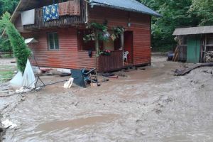 FOTO: Mai multe case de vacanţă şi porţiuni de drum de pe Râul Mic din Cugir, afectate de viituri. Barajul de la ”Rândunica” – stavilă în faţa puhoaielor