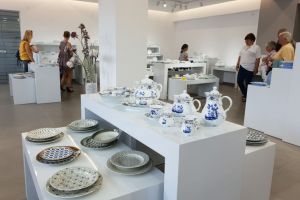 FOTO, VIDEO, ”Ziua Ceramistului”: Zi de sărbătoare, cu porţi deschise, la SC ”Apulum” din Alba Iulia. 48 de ani de la înfiinţarea fabricii de porţelan