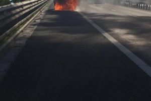 FOTO. O maşină a luat foc pe Autostrada Sebeş-Sibiu