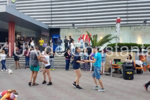 Flashmob Dance in The City la Constanta. Zeci de constanteni danseaza in fata magazinului Tomis (galerie foto)