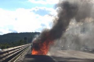 FOTO – BMW în flăcări pe autostrada Sibiu – Orăştie