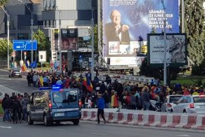 VIDEO FOTO Peste 1.500 de oameni în stradă la Sibiu – Se scandează ’’PSD, ciuma roşie!’’