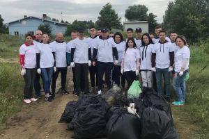 Tone de deseuri adunate de politisti de pe malul Dunarii. Oamenii legii au participat la o actiune de ecologizare a malului Dunarea (galerie foto)