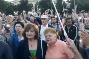 Imnul Romaniei cantat de protestatarii din Piata Victoriei. Aproape o mie de persoane au participat la protest (video)