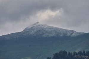 A nins în plină vară. Vârful Ineu, acoperit cu un strat de zăpadă (FOTO)
