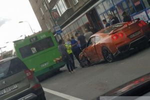 Maşină acroşată de un autobuz RAT, pe Bd.15 Noiembrie (Foto)