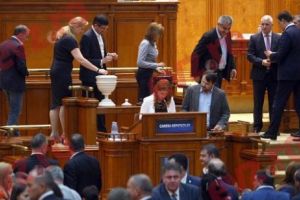 USR face ochi dulci unei „facţiuni din PSD” pentru demiterea Vioricăi Dăncilă