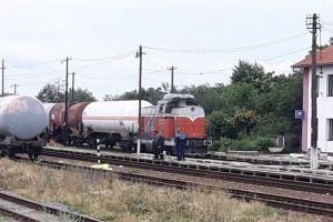 Un agent de pază a murit în gara Tileagd: Omul s-ar fi dezechilibrat la trecerea unui tren şi s-ar fi lovit cu capul de şină