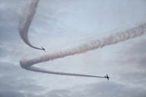 Spectacol pe cer la Timisoara. Mii de oameni au urmarit demonstratiile si acrobatiile aeriene