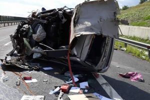 FOTO. Accident pe Autostrada Sebeş-Sibiu: O maşină, daună totală, după ce s-a răsturnat