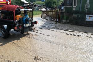 Inundaţii în comuna Lunca de jos. Aproape 6000 de consumatori au rămas fără curent electric