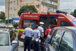 FOTO, VIDEO. Accident în Alba Iulia: O maşină a acroşat o bicicletă în timp ce ieşea din parcare