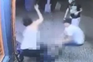 CĂSĂPIT DE O GAŞCĂ, la 15 ani. Sânge pe străzile New York-ului. IMAGINI ŞOCANTE cu înjunghierea în grup. Video cu impact emoţional