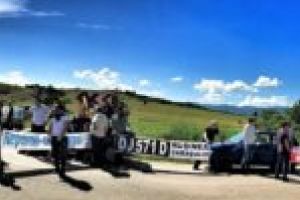 Protest în comuna Bozovici! Șoferii şi-au dat întâlnire pe reţeaua gropilor! [FOTO/VIDEO]