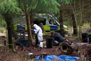 De groază: Doi tineri, între care unul de doar 15 ani, sunt suspectaţi că au omorât un taximetrist şi i-au incendiat cadavrul