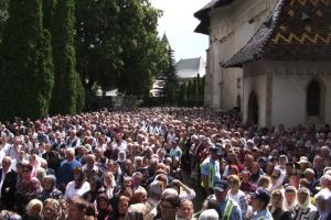 Șase ierarhi, sobor impresionant de preoţi şi zeci de mii de pelerini şi localnici, la ...
