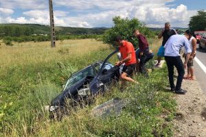 Accident rutier lângă Aleşd: O maşină a ajuns în şanţ, iar o persoană a fost rănită