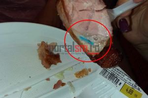FOTO. Ciolan cu plastic la un supermarket din Satu Mare. Nici măcar nu şi-au cerut scuze!