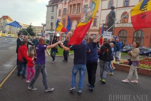 „Zi de zi aici vom fi!”: Protestatarii orădenii au dansat Hora Unirii, dar au cerut izgonirea PSD-ului din ţară (FOTO / VIDEO)