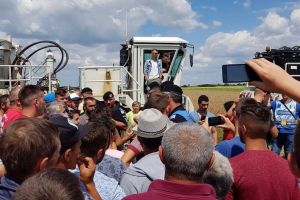 Localnicii din Toboliu şi Cheresig au protestat din nou împotriva prospecţiunilor făcute de NIS Petrol pe pământurile lor (FOTO/VIDEO)
