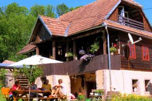 Doi tineri din Olanda care s-au mutat la Runc, în Apuseni, unde au amenajat un hostel într-un fost grajd de oi oferă găzduire turiştilor străini care vin în România