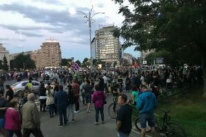 Noi proteste în stradă, duminică! Oamenii s-au adunat în Piaţa Victoriei pentru a şasea zi consecutiv