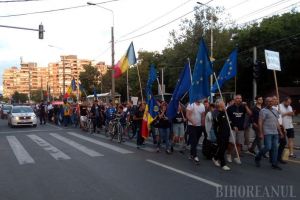 Mai mulţi în stradă: Circa 350 de orădeni i-au cântat 