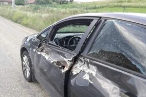 FOTO. Accident. O camionetă de Satu Mare a intrat în balans şi a dat peste o maşină