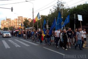 Mai mulţi în stradă: Circa 350 de orădeni i-au cântat 