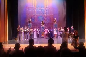 O uimitoare premiera nationala, indelung aplaudata: Studentii constanteni i-au oferit spectacolului Cocosatul de la Notre Dame“ insufletirea unui music-hall cu succes la public