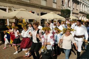 Coroniţe din Sânziene, ii şi dansuri: Ziua Universală a Iei a fost sărbătorită în centrul Oradiei (FOTO/VIDEO)