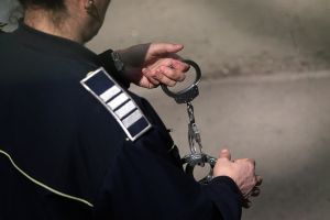Tânără de 18 ani, reţinută pentru furt dintr-un autoturism
