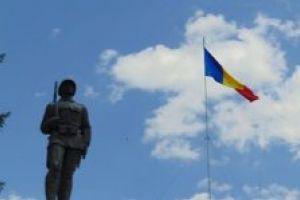 Ziua Drapelului Naţional, celebrată prin ceremonii specifice şi printr-o demonstraţie aviatică, la Sfântu Gheorghe