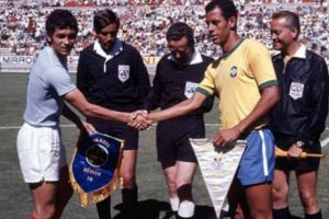 Corespondenţă din Rusia. Mircea Lucescu şi-a găsit tricoul purtat la Guadalajara într-un muzeu din Moscova