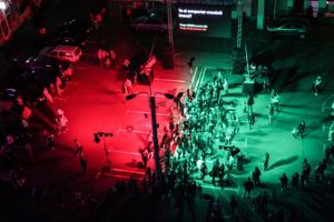 Poveste de cartier in Dacia: spectacol cu lumini colorate de la ferestre, teatru si dans